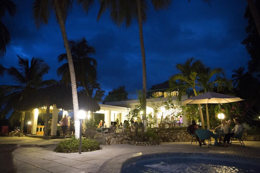 Hotel Restaurant Cyvadier Plage 작멜 외부 사진